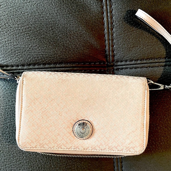 Tommy Hilfiger wristlet - Picture 1 of 7